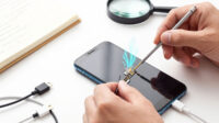 Cara-Membersihkan-Lubang-Charger-HP-yang-Kotor-dan-Tidak-Bisa-Mengisi